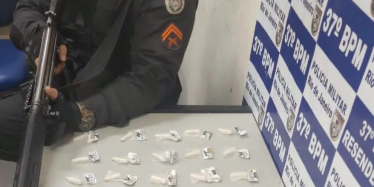 Resende – Jovens são presos suspeitos de tráfico de drogas na região da Grande Alegria
