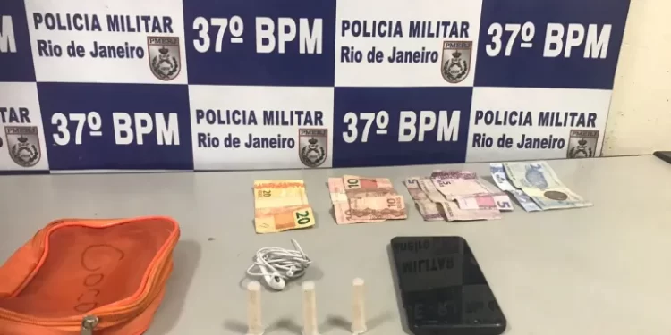 Resende – PM apreende sacola com cocaína e tiras de maconha na Cidade Alegria