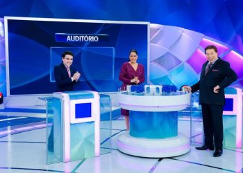 Silvio Santos troca de lugar com Silvia Abravanel no ‘Jogo das 3 Pistas’