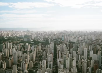 Cai o valor médio do aluguel residencial