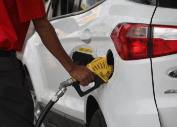 Governo do RJ vai obrigar postos a reduzir preço da gasolina usando o Procon