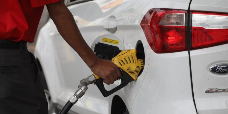 Governo do RJ vai obrigar postos a reduzir preço da gasolina usando o Procon