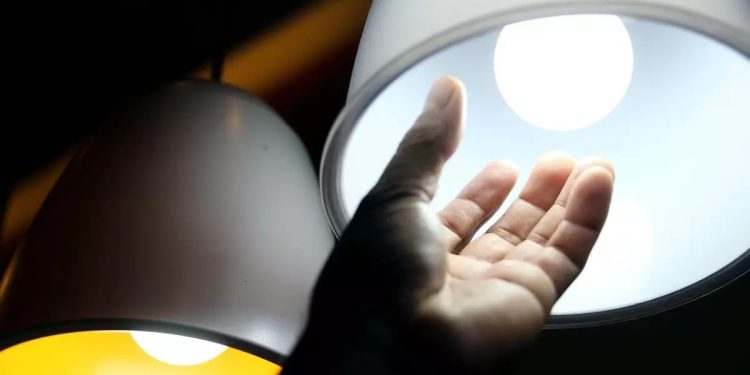 Conta de luz continua sem cobrança extra em julho
