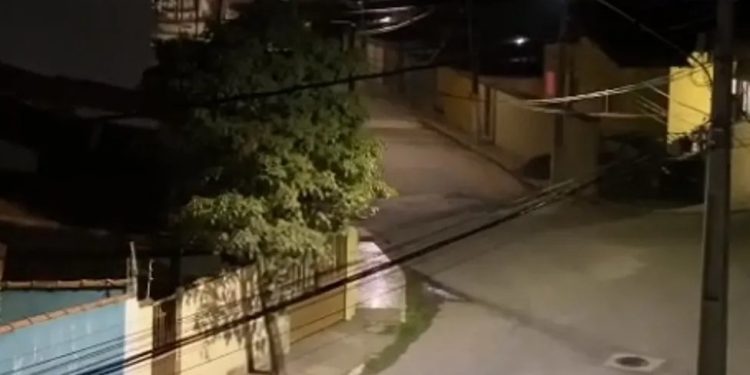 Moradores relatam intenso tiroteio em Resende e PM confirma ataque de criminosos