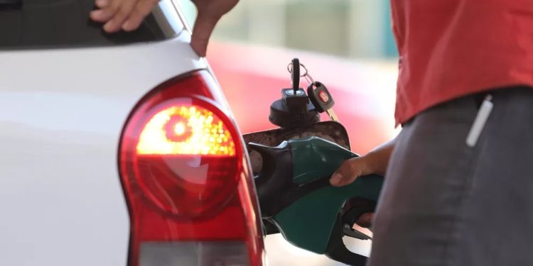 Petrobras reduz preço de venda da gasolina a partir de hoje