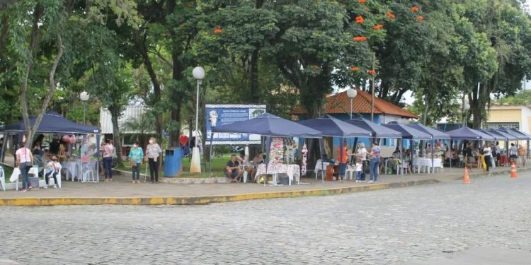 Quatis realiza mais uma edição da Feirarte