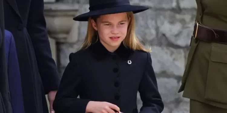 Princesa Harlotte usa broche em funeral para homenagear rainha Elizabeth II