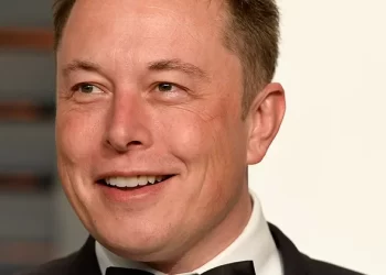 ELON MUSK ASSUME CONTROLE DO TWITTER E DEMITE DIRETORES