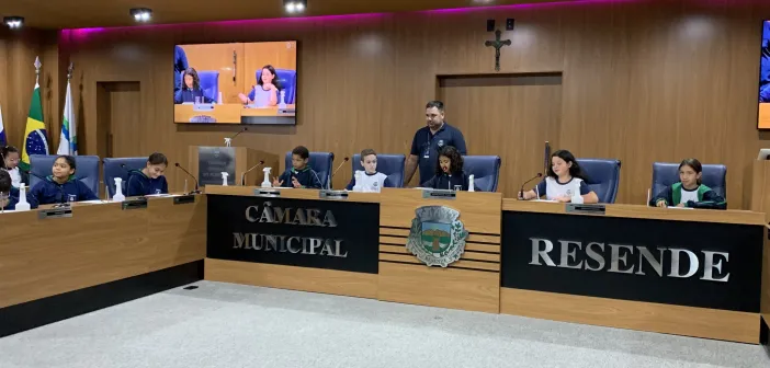 ALUNOS VISITAM A CÂMARA DE VEREADORES DE RESENDE