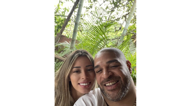 Entre idas e vindas Adriano Imperador se declara para namorada na web