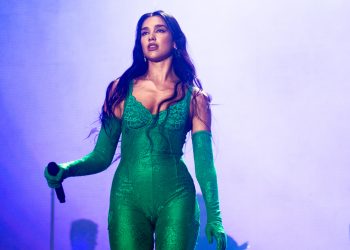 “Dua Lipa posta vídeo em estúdio, agitando o fandom para terceiro álbum”