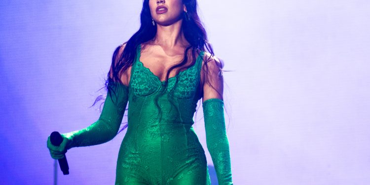 “Dua Lipa posta vídeo em estúdio, agitando o fandom para terceiro álbum”