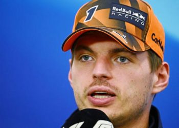 F1, Max Verstappen ignora Lewis Hamilton e espera pela FIA