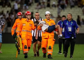 Mãe de criança carregada por bombeiros relata aflição em Ceará x Cuiabá!