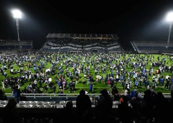 Torcedor morre durante confronto com policiais em jogo na argentina