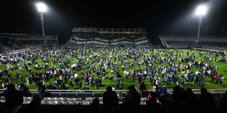 Torcedor morre durante confronto com policiais em jogo na argentina