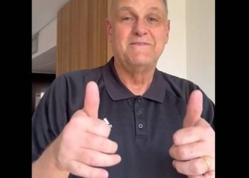 Oscar Schmidt comemora alta do tratamento contra o câncer no cérebro