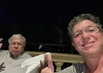 Boninho se pronuncia após o pai, Boni, infartar em voo: ‘Paciência’.