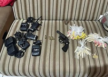POLÍCIA REALIZA APREENSÃO ARMA, MUNIÇÕES E COCAÍNA EM QUATIS