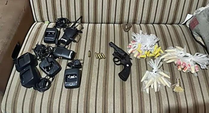 POLÍCIA REALIZA APREENSÃO ARMA, MUNIÇÕES E COCAÍNA EM QUATIS
