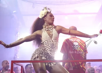 Rainha de bateria da Viradouro, dá show de samba na quadra!!