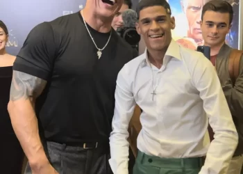 LUVA DE PEDREIRO ENCONTRA THE Rock E AS PESSOAS PERGUNTAM: “CADÊ O INGLÊS?”