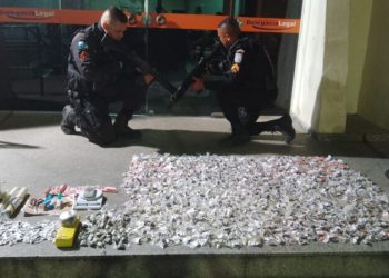 MULHER É PRESA COM MAIS DE DOIS MIL PINOS DE COCAÍNA EM RESENDE