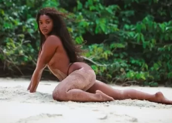SOLTEIRA E DE TOPLESS IZA INCENDEIA NAS REDES