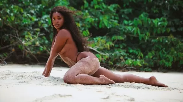 SOLTEIRA E DE TOPLESS IZA INCENDEIA NAS REDES
