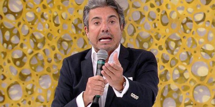 JOÃO KLEBER DIZ QUE SEU PRIMEIRO CACHÊ NA EMISSORA DO DONO DO BAÚ FOI UM BAURU NA PADARIA