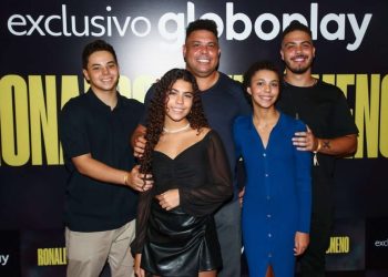 RONALDO FENÔNEMO JUNTO A FAMÍLIA EM LANÇAMENTO DE FILME