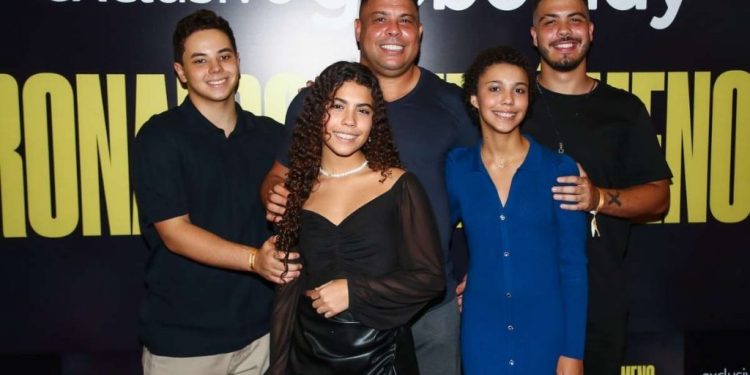 RONALDO FENÔNEMO JUNTO A FAMÍLIA EM LANÇAMENTO DE FILME