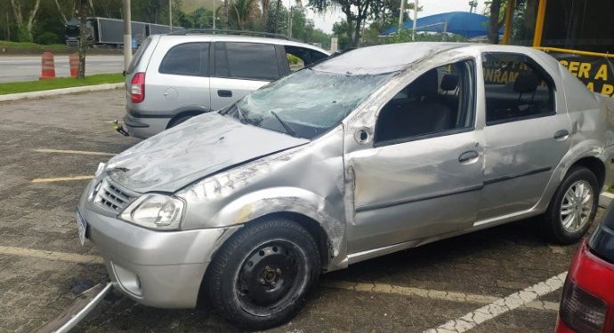MOTORISTA EMBRIAGADO CAPOTA COM CARRO NA VIA DUTRA