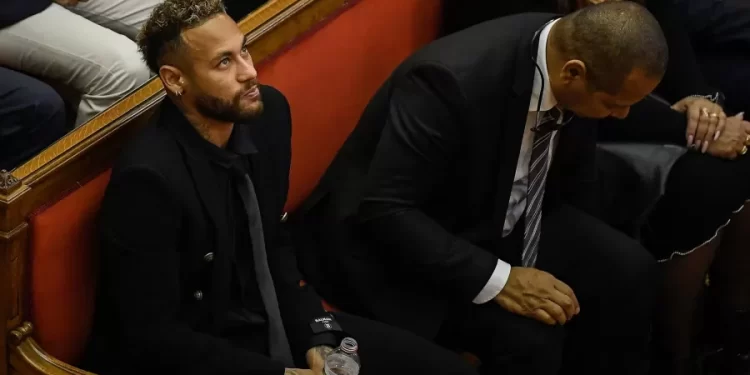 Neymar Jr., é liberado mais cedo do julgamento alegando cansaço.