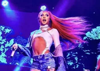 ”No chão’: Pabllo Vittar leva tombo durante show em Manaus”