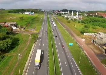 MOTORISTA FICA FERIDO NA VIA DUTRA APÓS VEÍCULO COLIDIR CONTRA PLACA DE SINALIZAÇÃO EM RESENDE