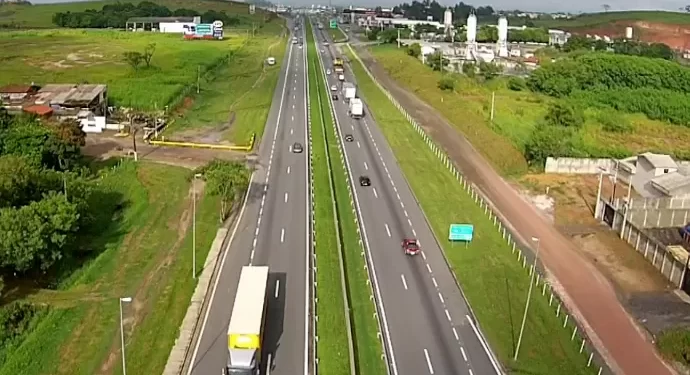 MOTORISTA FICA FERIDO NA VIA DUTRA APÓS VEÍCULO COLIDIR CONTRA PLACA DE SINALIZAÇÃO EM RESENDE