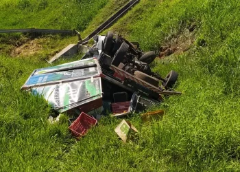 CAMINHONETE CAPOTA E DEIXA DOIS FERIDOS NA VIA DUTRA