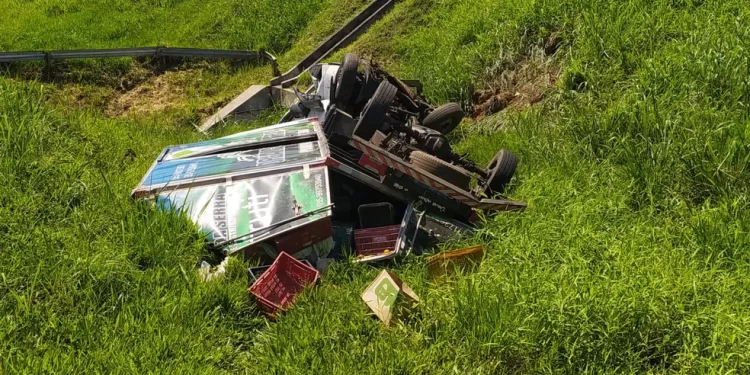 CAMINHONETE CAPOTA E DEIXA DOIS FERIDOS NA VIA DUTRA