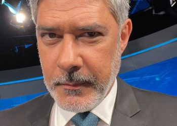 WILLIAM BONNER ABRE LATINHA AO VIVO E CAUSA NA WEB