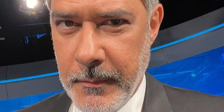 WILLIAM BONNER ABRE LATINHA AO VIVO E CAUSA NA WEB
