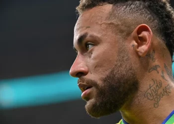NEYMAR TREINA EM PISCINA E DIZ ESTAR ‘ZERADO’ DE LESÃO