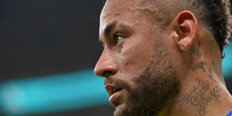 NEYMAR TREINA EM PISCINA E DIZ ESTAR ‘ZERADO’ DE LESÃO