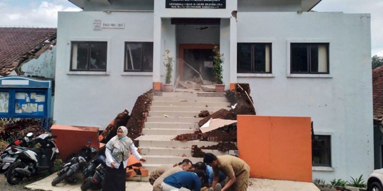 SOBE PARA 252 O NÚMERO DE MORTOS EM TERREMOTO NA INDONÉSIA
