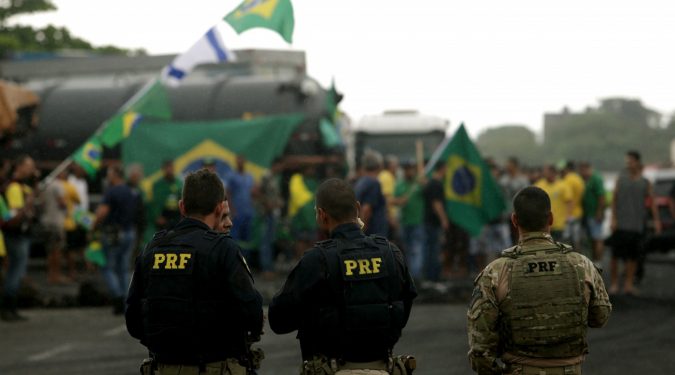PRF INFORMA QUE NÃO HÁ BLOQUEIO TOTAL EM RODOVIAS FEDERAIS