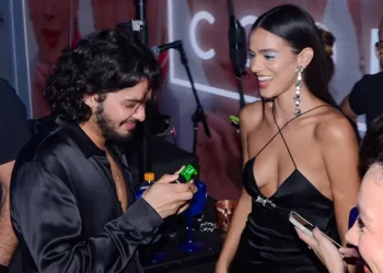 BRUNA MARQUEZINE CHAMA ATENÇÃO POR RUMORES DE NAMORO EM EVENTO