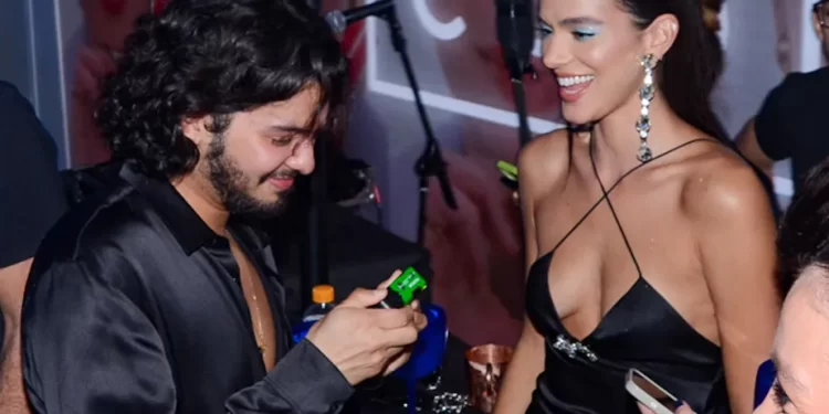 BRUNA MARQUEZINE CHAMA ATENÇÃO POR RUMORES DE NAMORO EM EVENTO