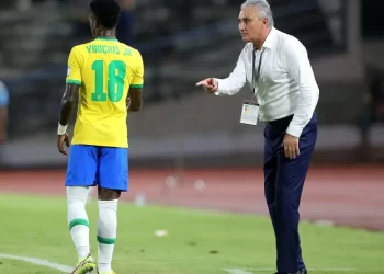 VINI JÚNIOR DE TITULAR E FRED NA RESERVA