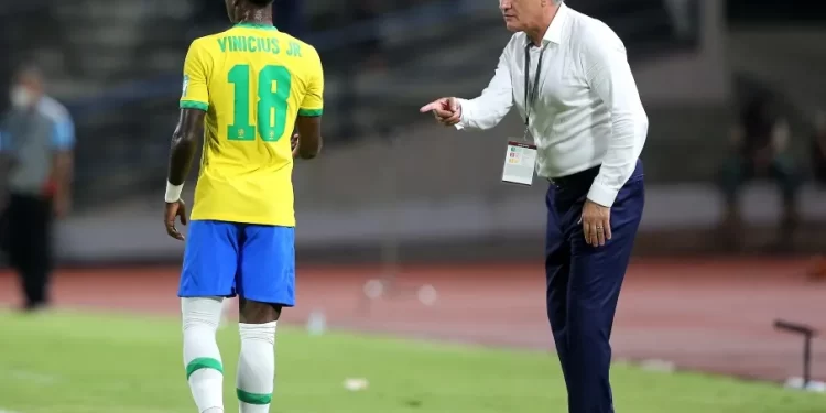 VINI JÚNIOR DE TITULAR E FRED NA RESERVA