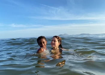 BANHO DE MAR DE LEANDRA LEAL E FILHOTA